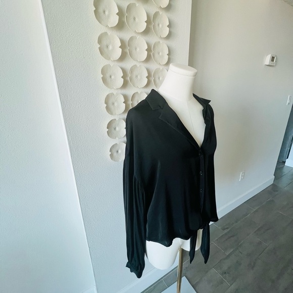 Pretty black blouse size large - Picture 6 of 6